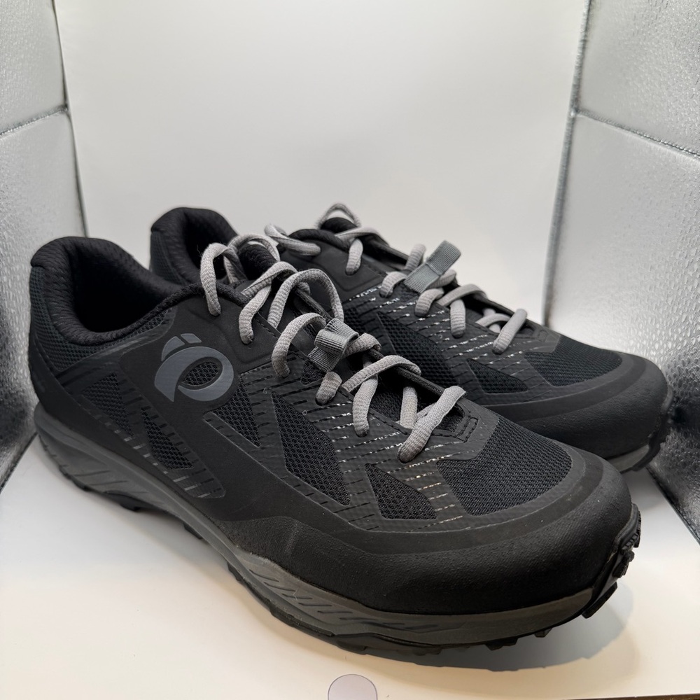 Pearl Izumi Men's Black and Gray Mountain Bike Shoes size 8/41